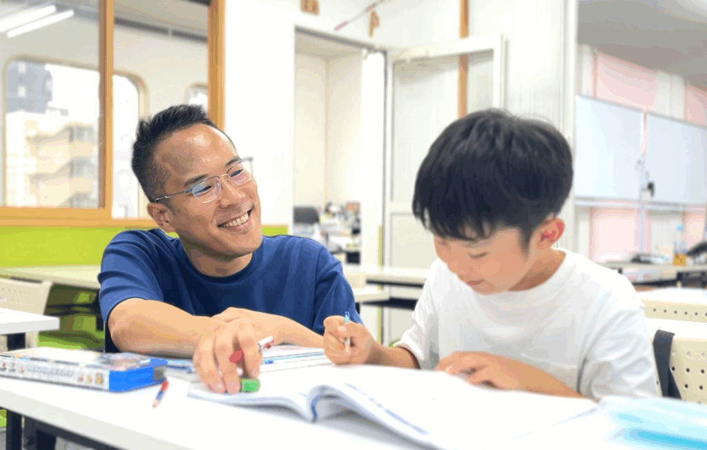 生徒に勉強を教える塾長