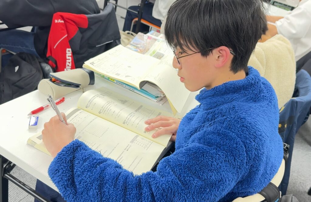 勉強する生徒